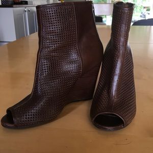 Like New Rudsak brown leather wedge with zip
